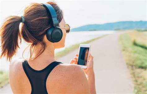 Can You Listen to Music During a Marathon: A Detailed Analysis