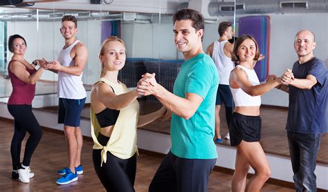 What to Wear to Salsa Dance Class: A Stylistic Exploration